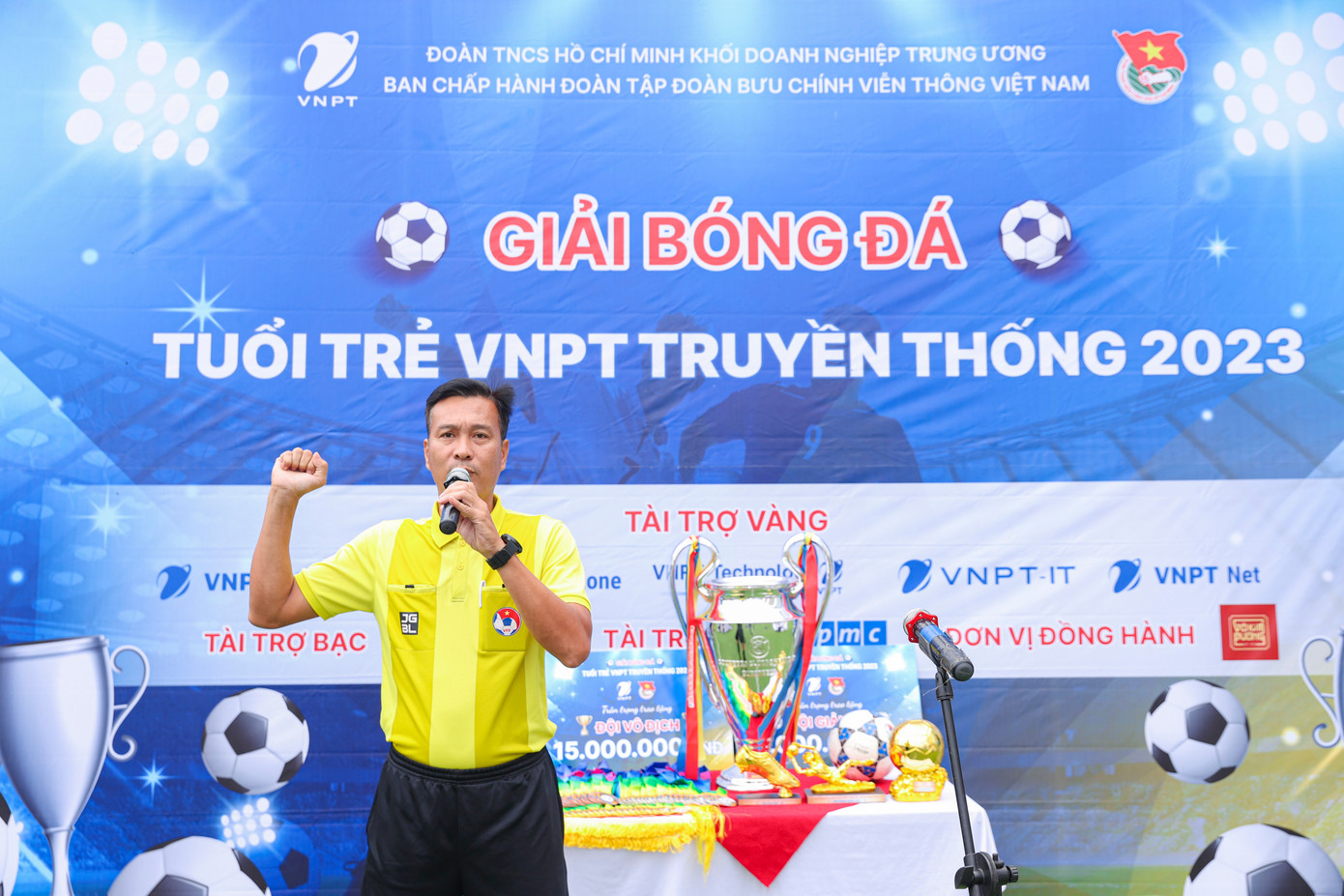 Đại diện trọng tài tuyên thệ trước giải đấu