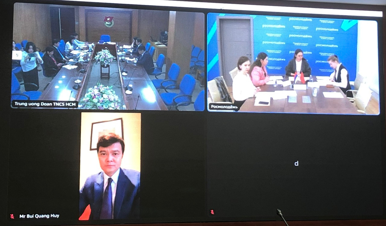 Bí thư thứ nhất T.Ư Đoàn Bùi Quang Huy trao đổi tại buổi làm việc