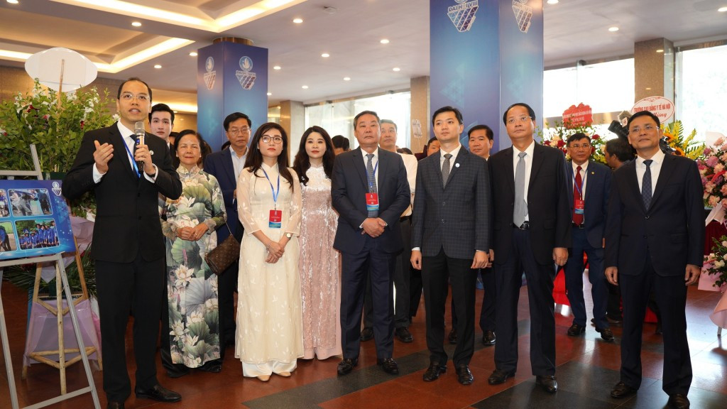 Các đại biểu nghe giới thiệu về không gian triển lãm Sắc màu sinh viên Thủ đô. Các đại biểu nghe giới thiệu về không gian triển lãm Sắc màu sinh viên Thủ đô.