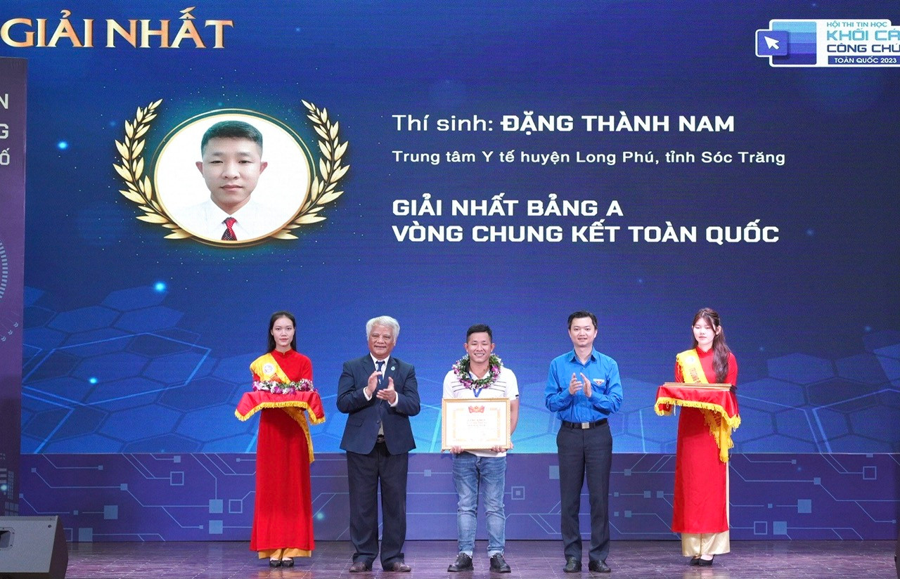 Anh Nguyễn Minh Triết - Bí thư T.Ư Đoàn, Chủ tịch T.Ư Hội SVVN, Trưởng ban tổ chức Hội thi (thứ 2, từ phải sang) trao thưởng thí sinh đoạt giải Nhất Hội thi