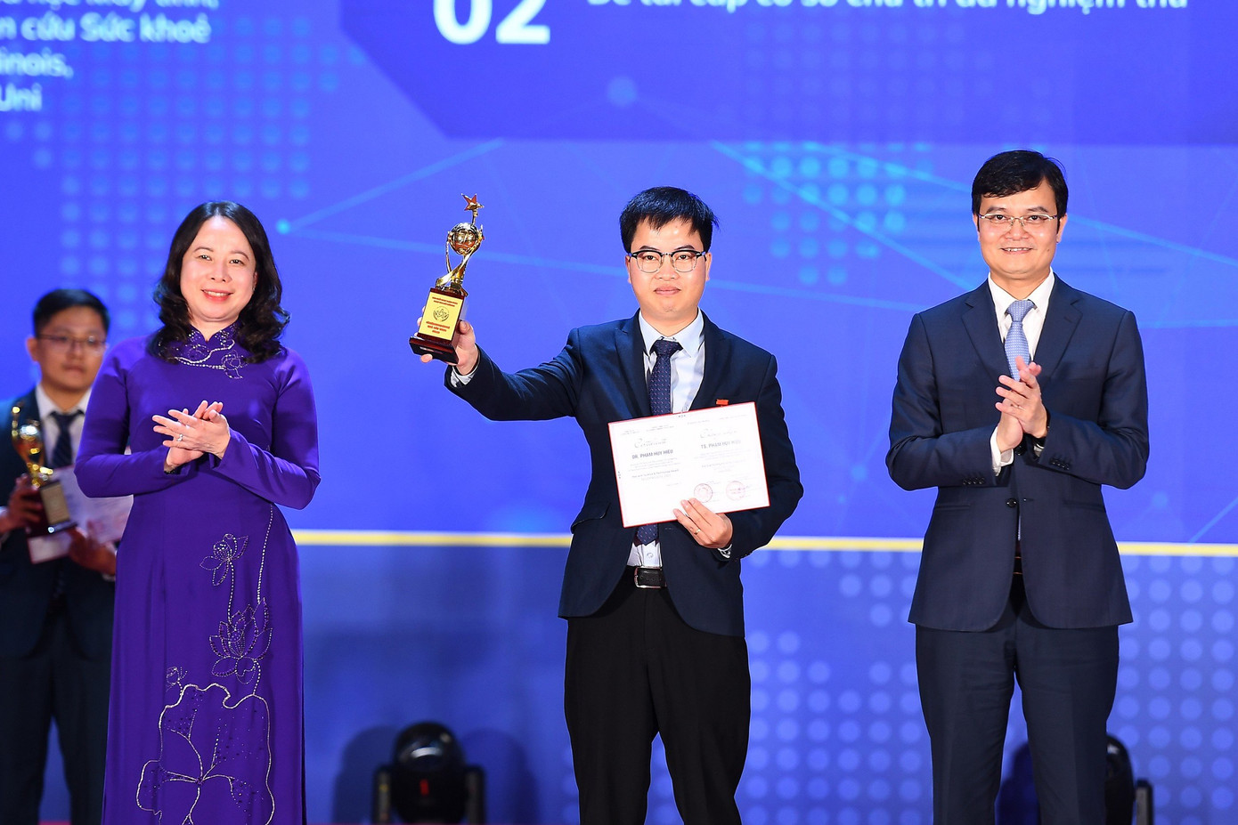 Phó Chủ tịch nước Võ Thị Ánh Xuân và Bí thư thứ nhất T.Ư Đoàn Bùi Quang Huy trao Giải thưởng Quả Cầu Vàng năm 2023 cho các tài năng trẻ. Ảnh: Dương Triều