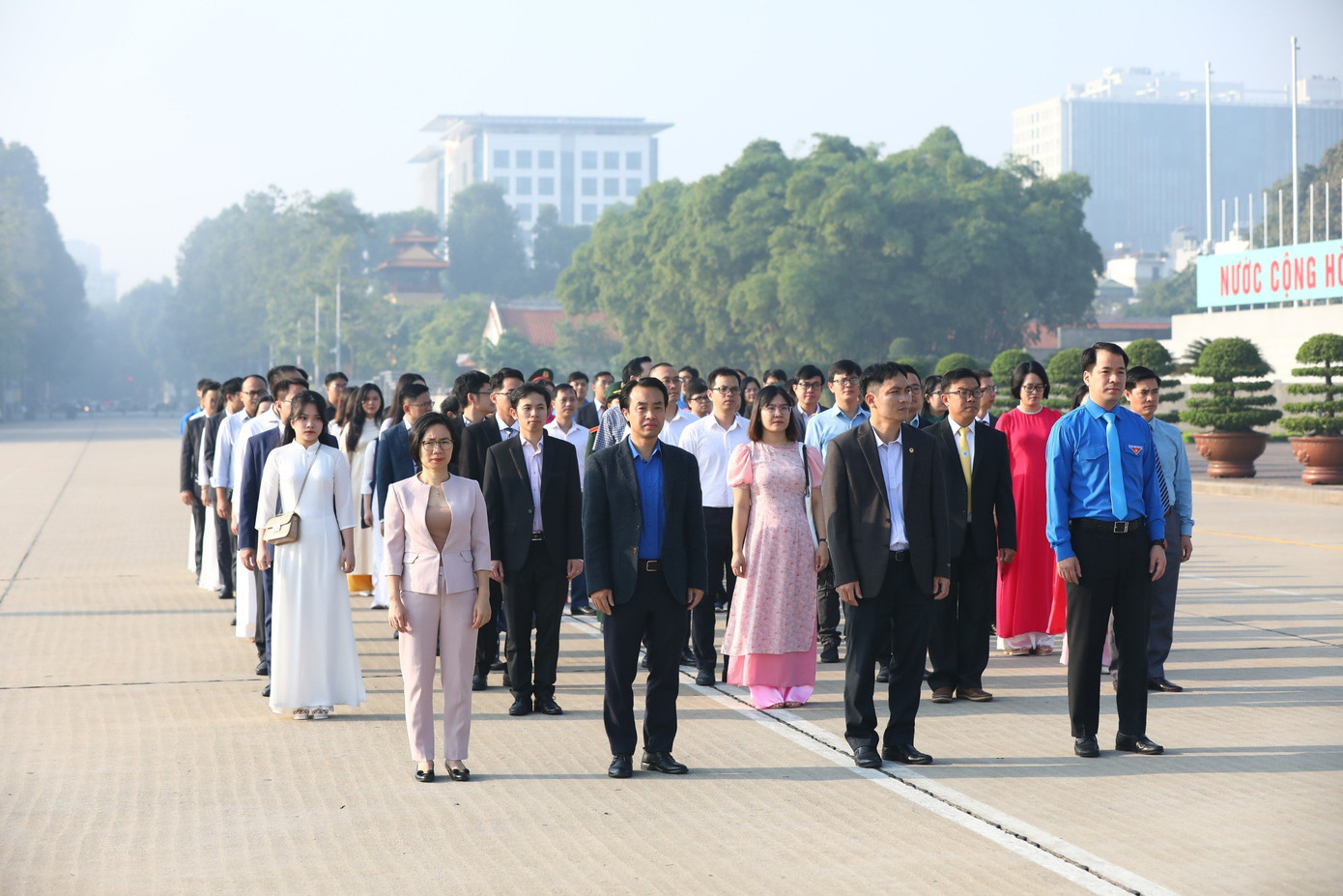 Các đại biểu làm lễ báo công, viếng Lăng Chủ tịch Hồ Chí Minh. Ảnh: Minh Đức Các đại biểu làm lễ báo công, viếng Lăng Chủ tịch Hồ Chí Minh. Ảnh: Minh Đức