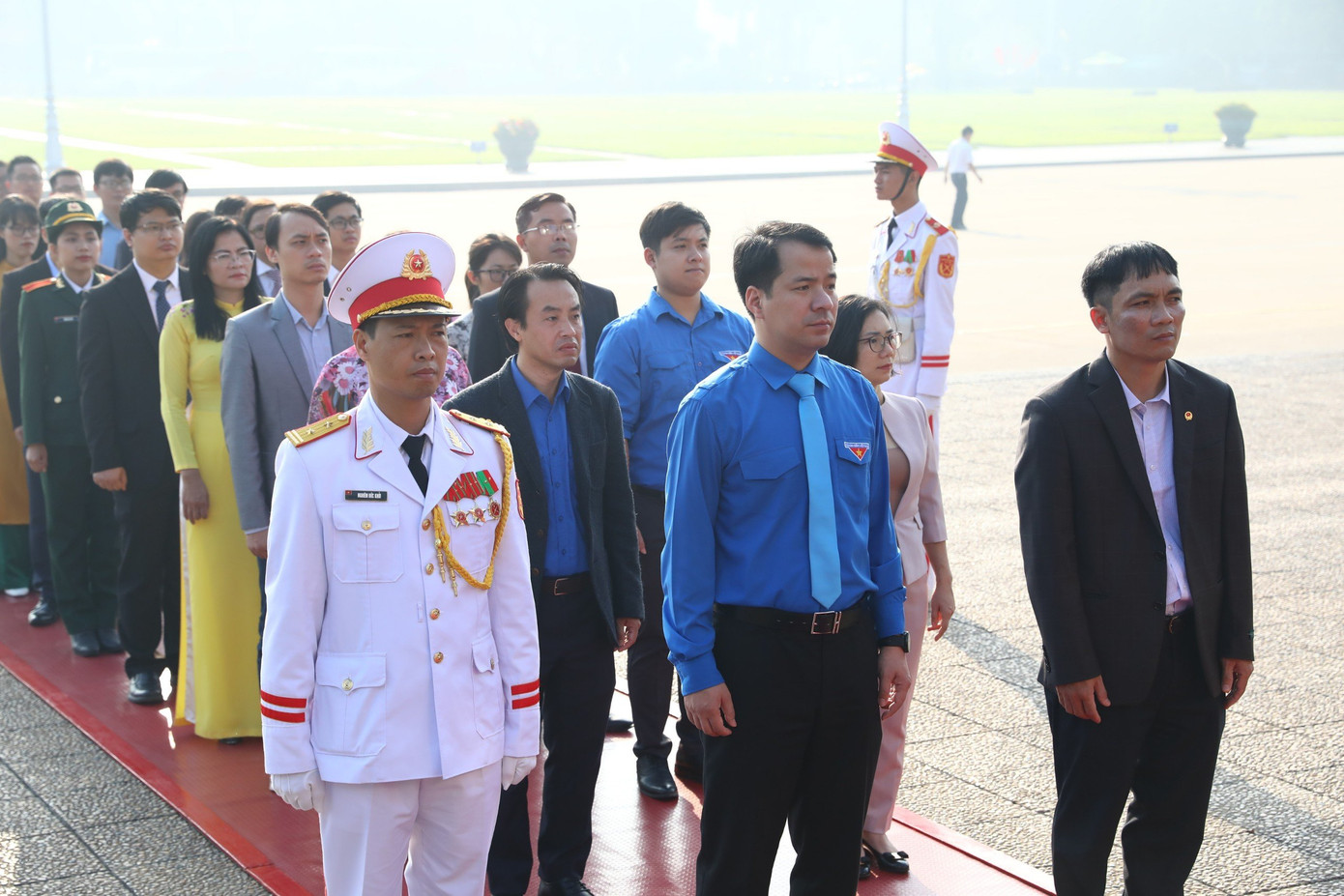 Bí thư T.Ư Đoàn Ngô Văn Cương cùng các đại biểu làm lễ báo công, viếng Lăng Chủ tịch Hồ Chí Minh. Ảnh: Minh Đức Bí thư T.Ư Đoàn Ngô Văn Cương cùng các đại biểu làm lễ báo công, viếng Lăng Chủ tịch Hồ Chí Minh. Ảnh: Minh Đức
