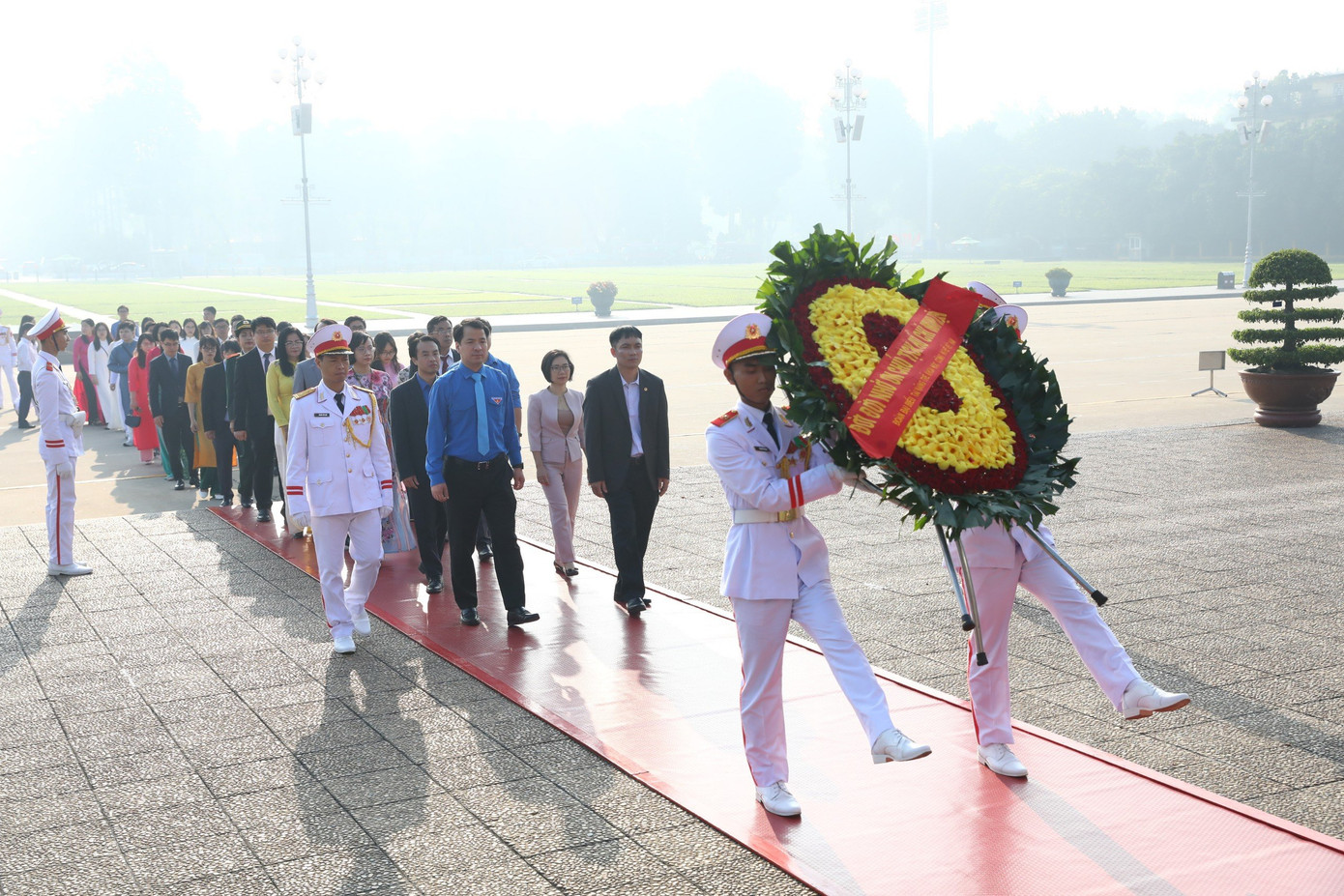 Các đại biểu viếng Lăng Chủ tịch Hồ Chí Minh. Các đại biểu viếng Lăng Chủ tịch Hồ Chí Minh.