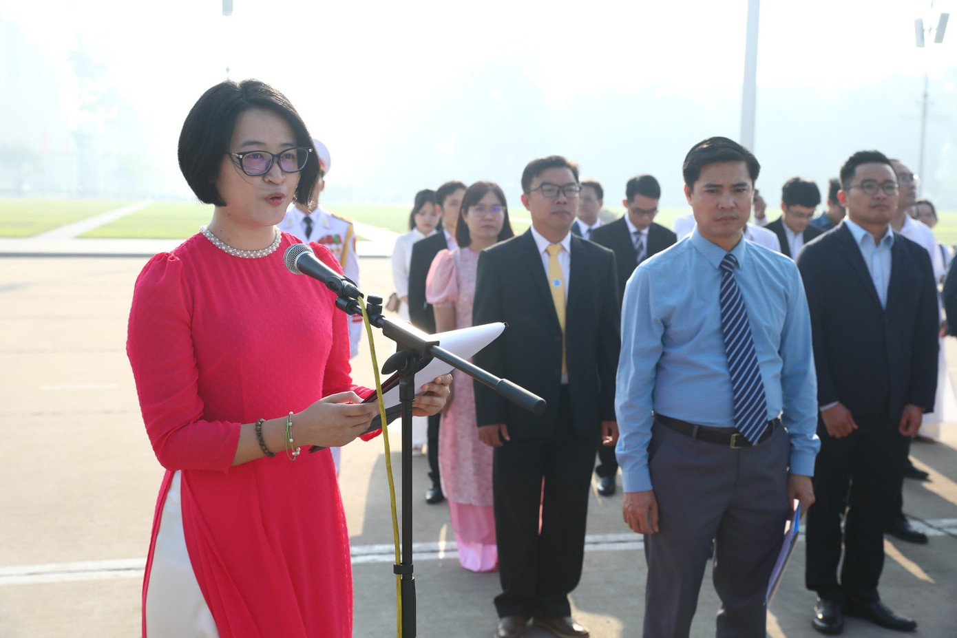 PGS. TS. bác sĩ Đào Việt Hằng - Trường Đại học Y Hà Nội, Chủ tịch Mạng lưới Trí thức trẻ Việt Nam toàn cầu (QCV 2021) đọc báo công với Bác. Ảnh: Minh Đức PGS. TS. bác sĩ Đào Việt Hằng - Trường Đại học Y Hà Nội, Chủ tịch Mạng lưới Trí thức trẻ Việt Nam toàn cầu (QCV 2021) đọc báo công với Bác. Ảnh: Minh Đức