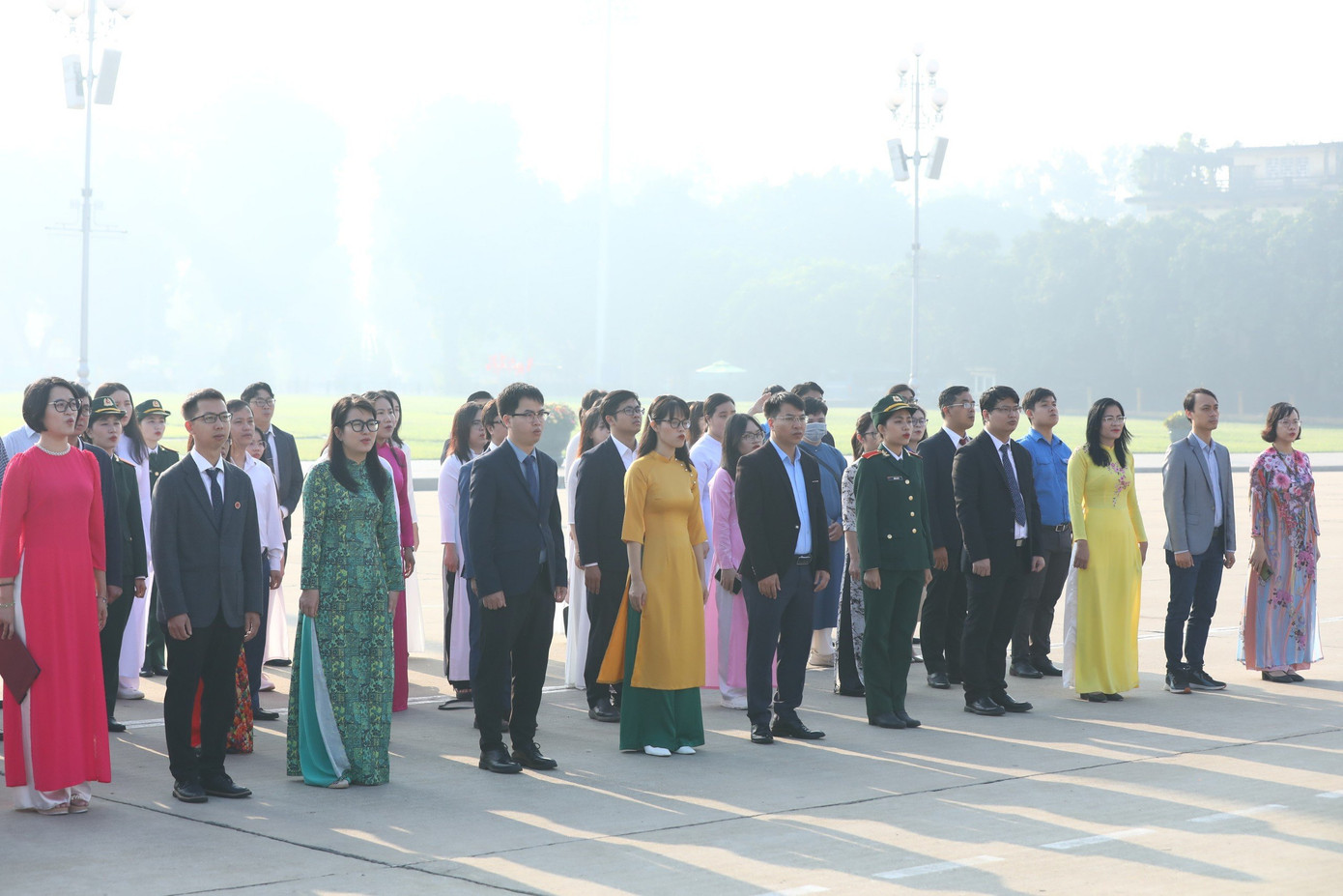 Các đại biểu làm lễ báo công, viếng Lăng Chủ tịch Hồ Chí Minh. Ảnh: Minh Đức Các đại biểu làm lễ báo công, viếng Lăng Chủ tịch Hồ Chí Minh. Ảnh: Minh Đức