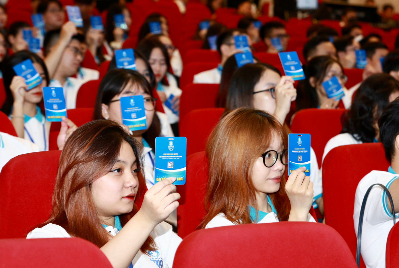 Các đại biểu biểu quyết thông qua nội dung, chương trình Đại hội. Ảnh: Bảo Anh