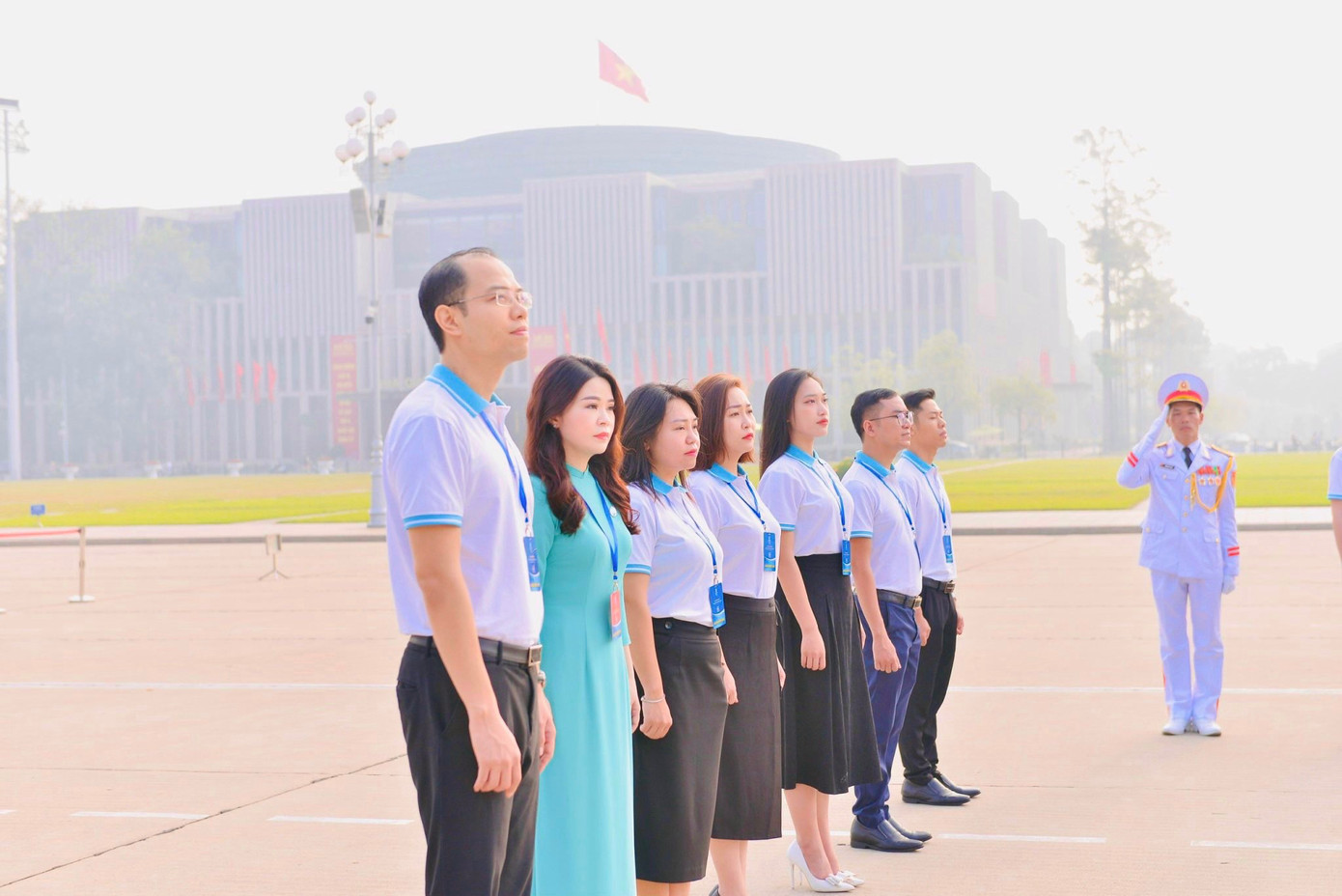 Các đại biểu dự lễ báo công, vào Lăng viếng Chủ tịch Hồ Chí Minh. Các đại biểu dự lễ báo công, vào Lăng viếng Chủ tịch Hồ Chí Minh.