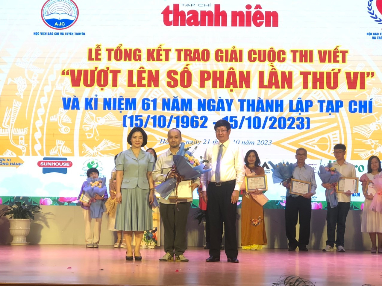 Ban tổ chức trao giải cho tác giả đạt giải A Ban tổ chức trao giải cho tác giả đạt giải A