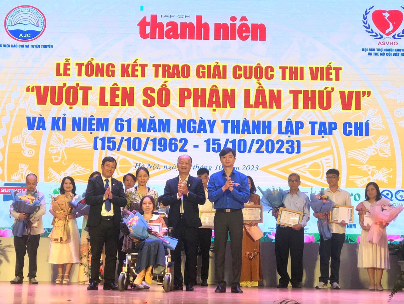 Anh Nguyễn Minh Triết - Bí thư T.Ư Đoàn, Chủ tịch T.Ư Hội SVVN (ngoài cùng, bên phải) trao giải đặc biệt cho tác giả Nguyễn Thị Thanh Thanh Anh Nguyễn Minh Triết - Bí thư T.Ư Đoàn, Chủ tịch T.Ư Hội SVVN (ngoài cùng, bên phải) trao giải đặc biệt cho tác giả Nguyễn Thị Thanh Thanh