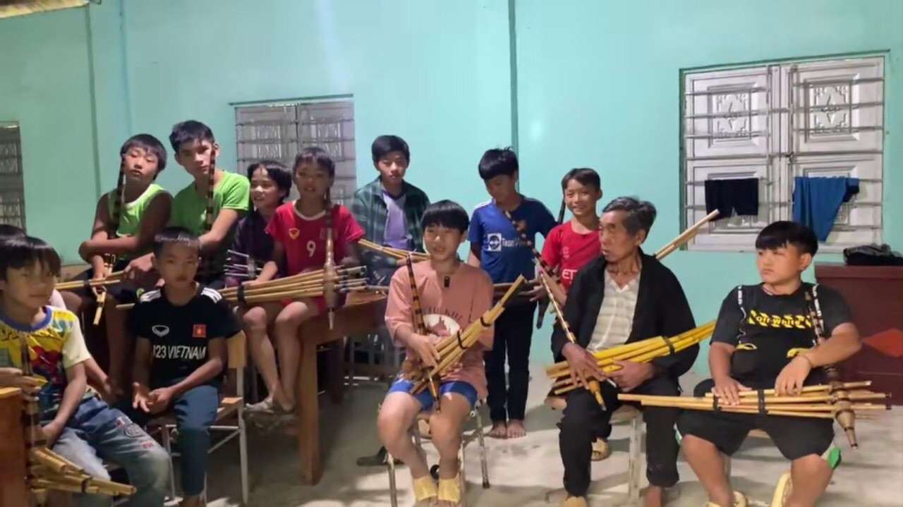 Học sinh đến học khèn Mông miễn phí do anh Giàng Sèo Lìn dạy