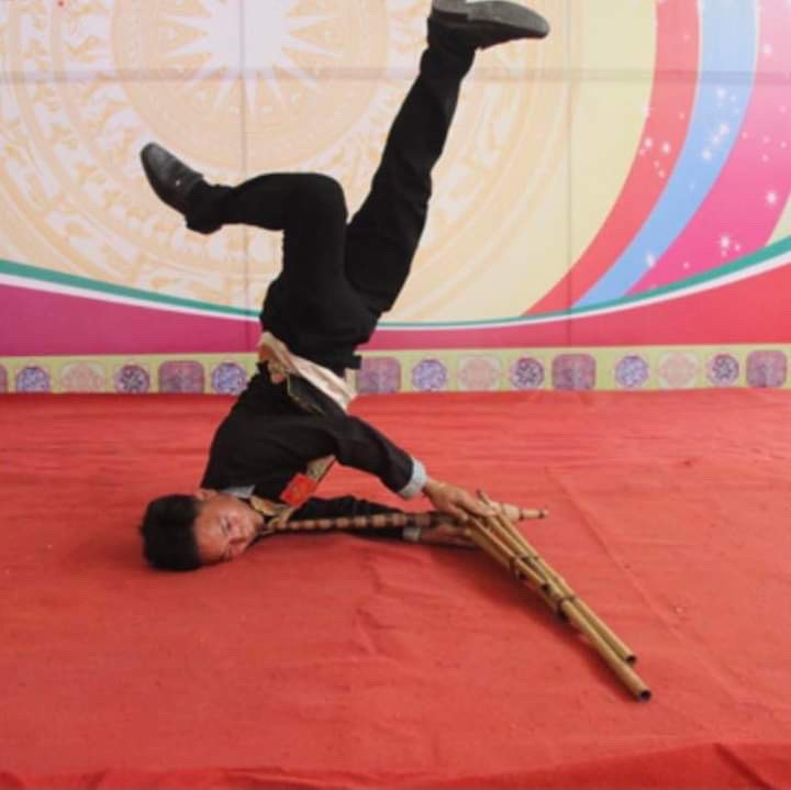 Anh Giàng Sèo Lìn trong một lần biểu diễn Khèn Mông