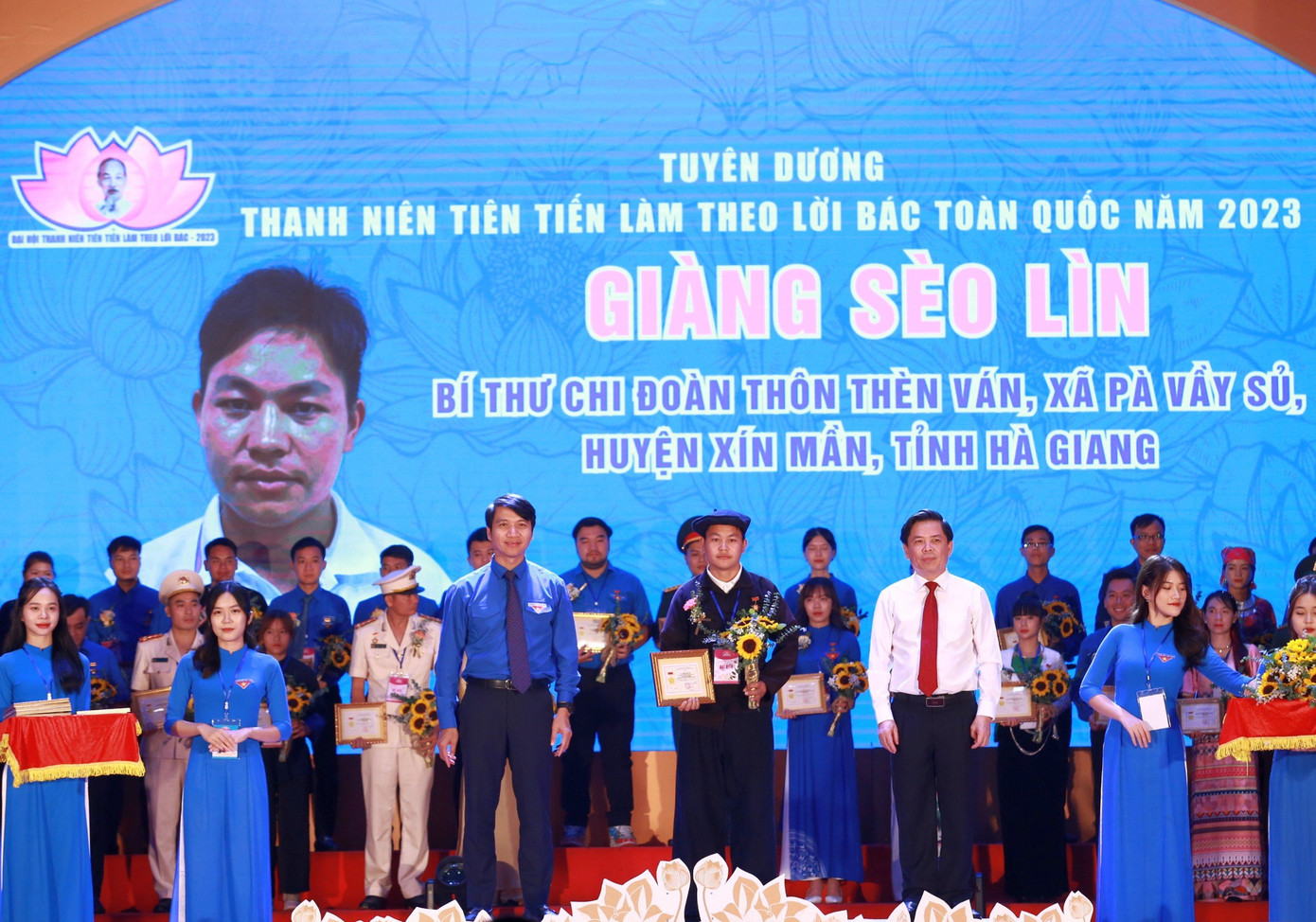 Anh Giàng Sèo Lìn nhận khen thưởng thanh niên tiên tiến làm theo lời Bác toàn quốc lần thứ VII, năm 2023. Ảnh: Bảo Anh