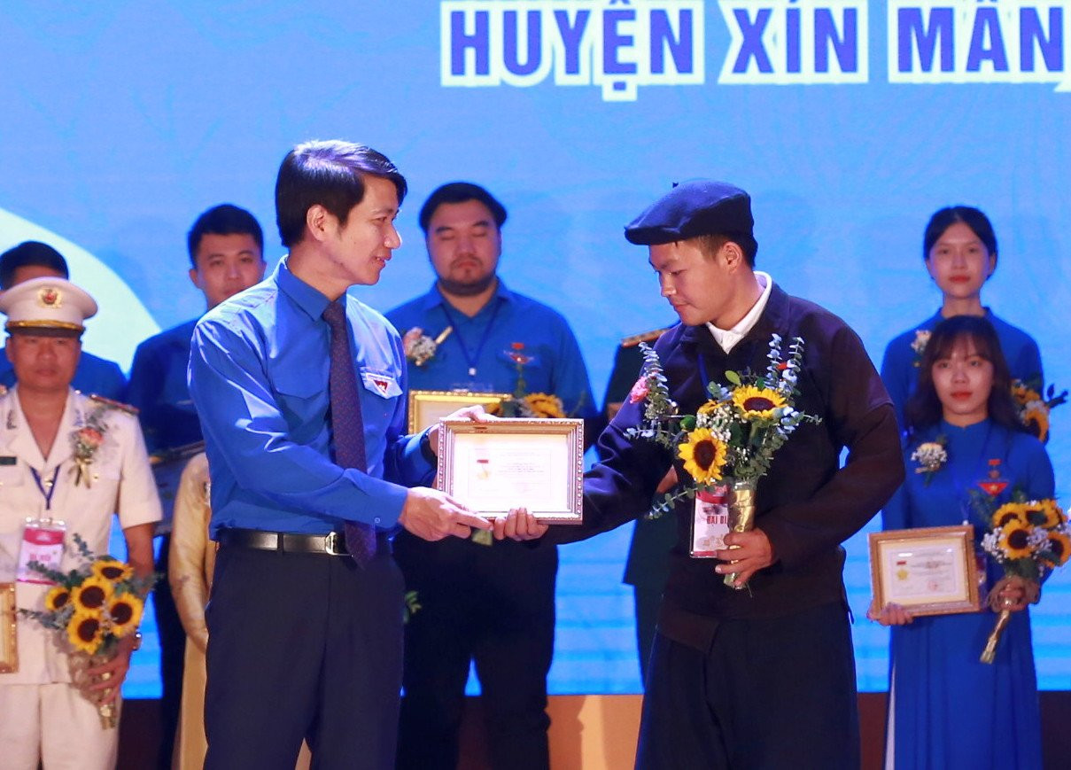 Anh Nguyễn Ngọc Lương, Bí thư thường trực T.Ư Đoàn, Chủ tịch T.Ư Hội LHTN Việt Nam trao khen thưởng anh Giàng Sèo Lìn tại Đại hội thanh niên tiên tiến làm theo lời Bác toàn quốc lần thứ VII, năm 2023. Ảnh: Bảo Anh