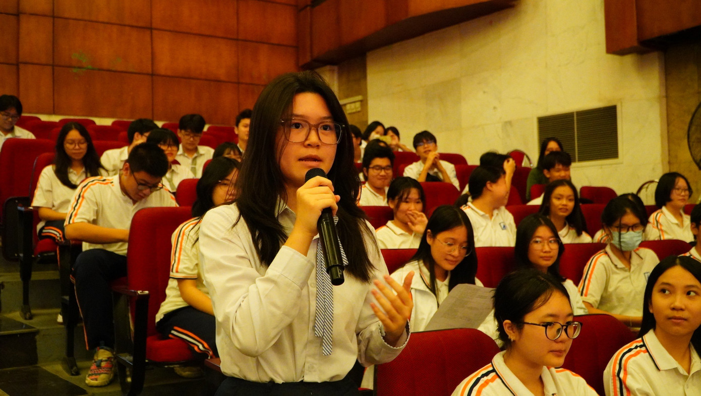 Học sinh Trường THPT chuyên Hà Nội – Amsterdam đặt câu hỏi giao lưu với các sinh viên thủ khoa xuất sắc tốt nghiệp các trường đại học, học viện trên địa bàn Thủ đô Hà Nội.