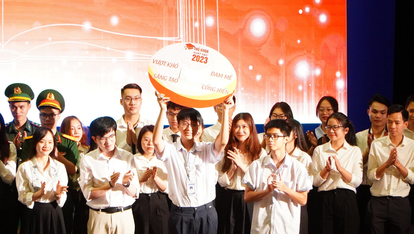 Các thủ khoa xuất sắc truyền bức thông điệp: Vượt khó - đam mê - sáng tạo - cống hiến