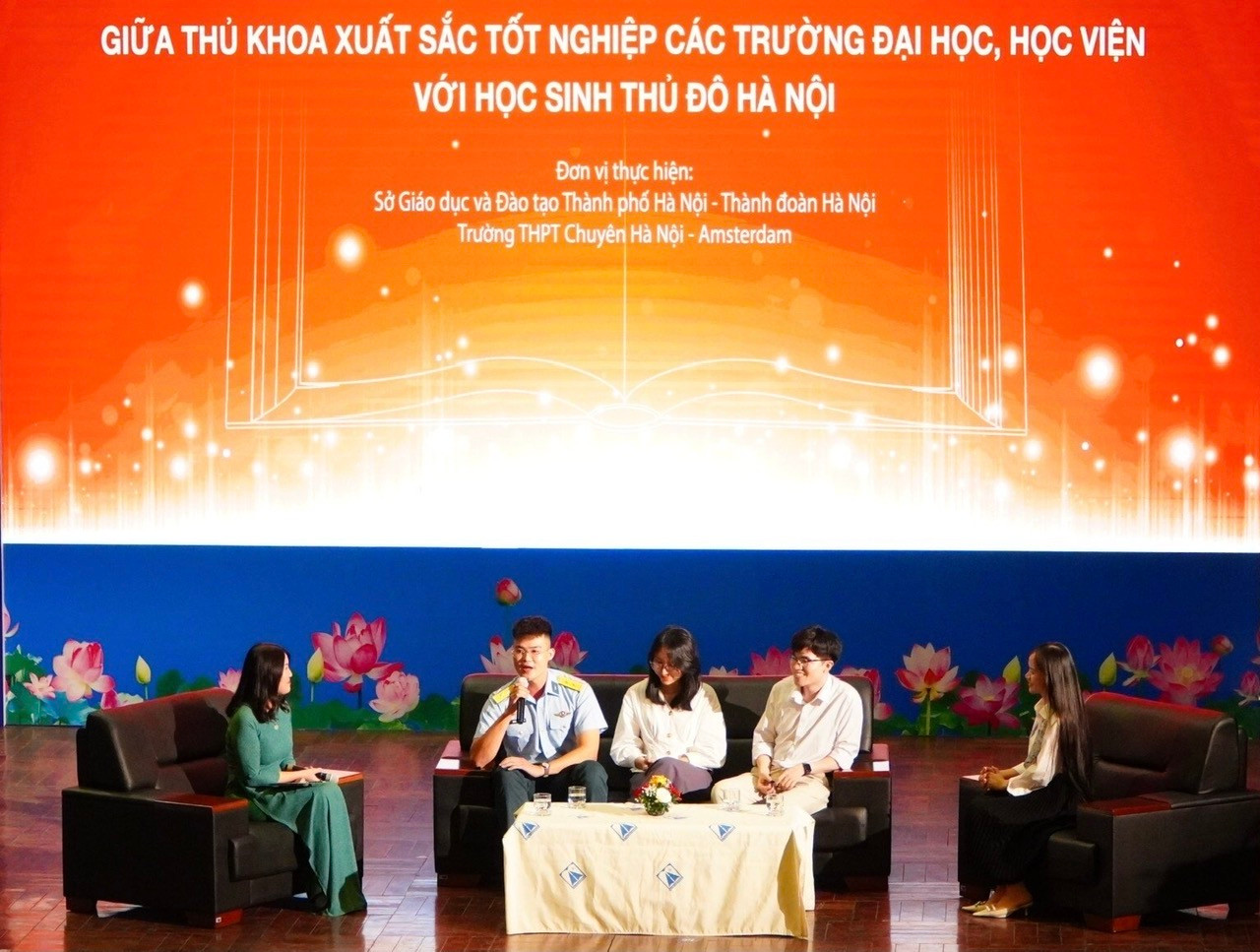 Các thủ khoa xuất sắc chia sẻ câu chuyện truyền cảm hứng với học sinh Trường THPT chuyên Hà Nội – Amsterdam