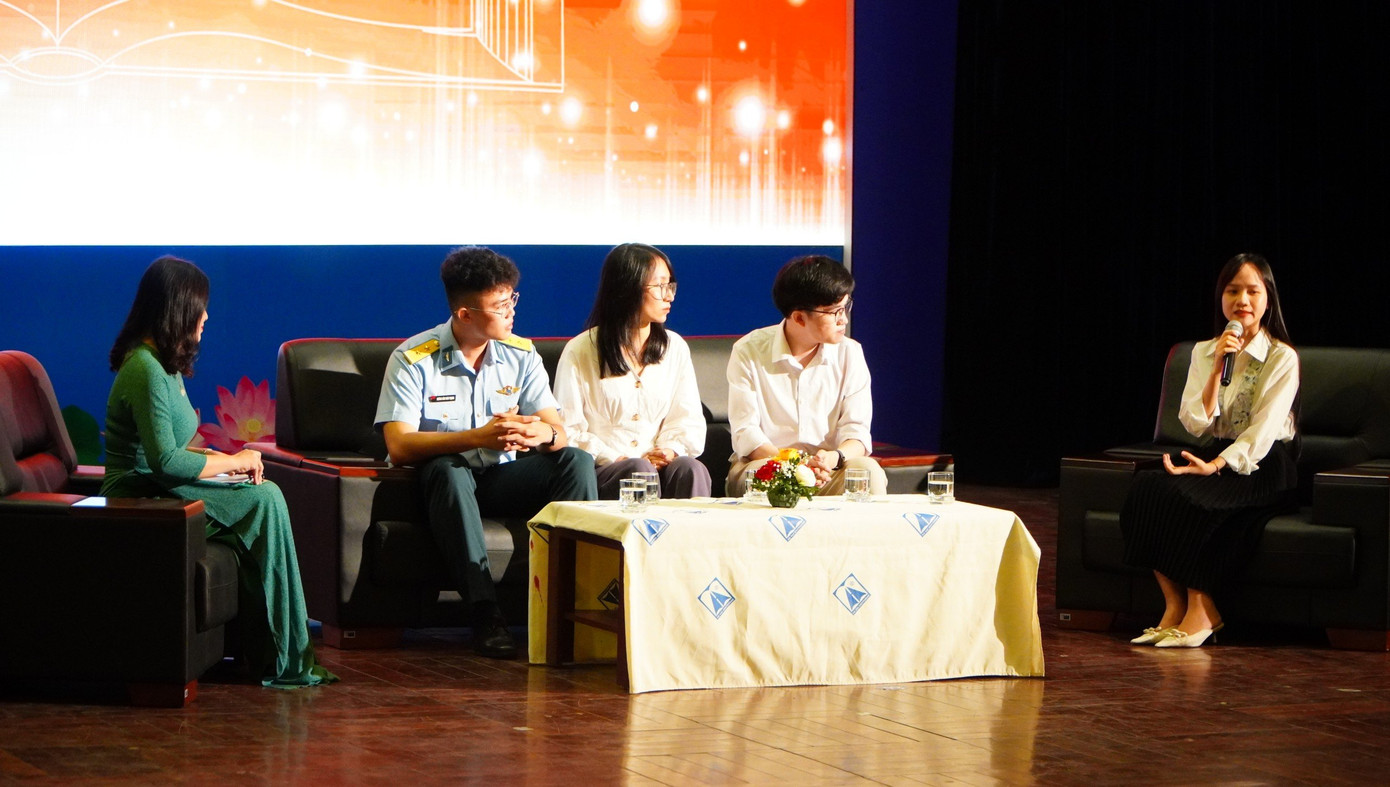 Bạn Tống Thị Phương, thủ khoa xuất sắc tốt nghiệp Trường Đại học Luật, ĐH Quốc gia Hà Nội chia sẻ tại chương trình