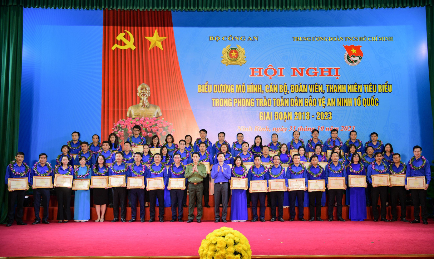 Trung tướng Lê Quốc Hùng - Ủy viên T.Ư Đảng, Thứ trưởng Bộ Công an; anh Nguyễn Minh Triết - Bí thư T.Ư Đoàn, Chủ tịch T.Ư Hội SVVN trao khen thưởng cho 62 mô hình, cán bộ, đoàn viên, thanh niên tiêu biểu trong phong trào toàn dân bảo vệ an ninh Tổ quốc giai đoạn 2018 - 2023