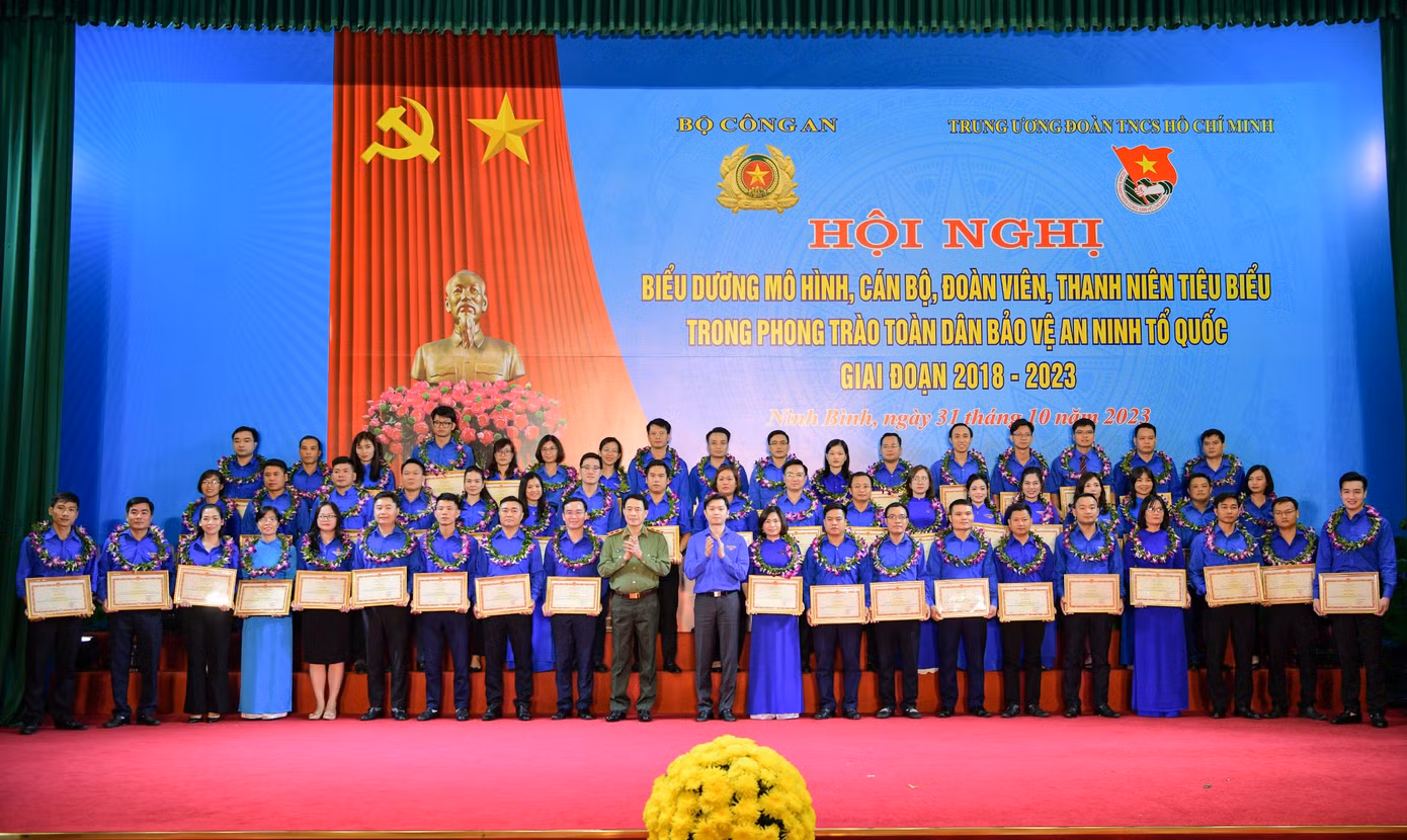 Trung tướng Lê Quốc Hùng - Ủy viên T.Ư Đảng, Thứ trưởng Bộ Công an; anh Nguyễn Minh Triết - Bí thư T.Ư Đoàn, Chủ tịch T.Ư Hội SVVN trao khen thưởng cho 62 mô hình, cán bộ, đoàn viên, thanh niên tiêu biểu trong phong trào toàn dân bảo vệ an ninh Tổ quốc giai đoạn 2018 - 2023