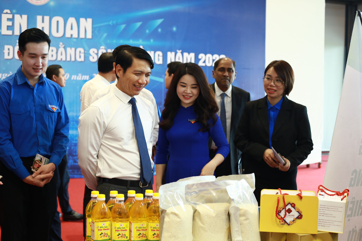 Anh Nguyễn Ngọc Lương, Bí thư thường trực T.Ư Đoàn, Chủ tịch T.Ư Hội LHTN Việt Nam (thứ 2, từ trái sang) tham quan sản phẩm tại các gian hàng triển lãm Anh Nguyễn Ngọc Lương, Bí thư thường trực T.Ư Đoàn, Chủ tịch T.Ư Hội LHTN Việt Nam (thứ 2, từ trái sang) tham quan sản phẩm tại các gian hàng triển lãm