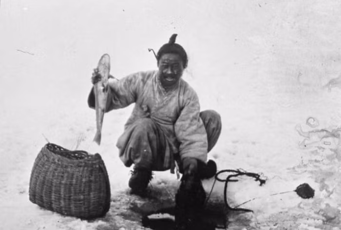 Hình ảnh người đàn ông Bình Nhưỡng bắt cá ở vùng nước đóng băng. Cá là món ăn phổ biến của người Bình Nhưỡng, đặc biệt vào mùa giá rét