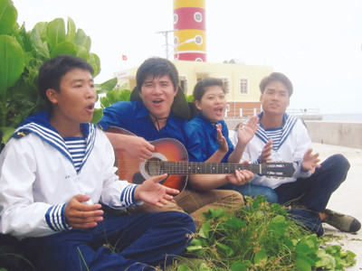 ĐVTN giao lưu với chiến sỹ tại Trường Sa. Ảnh: Trọng Phú. ĐVTN giao lưu với chiến sỹ tại Trường Sa. Ảnh: Trọng Phú