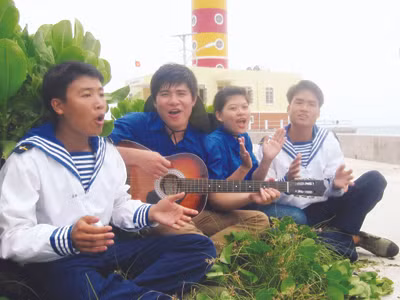 ĐVTN giao lưu với chiến sỹ tại Trường Sa. Ảnh: Trọng Phú. ĐVTN giao lưu với chiến sỹ tại Trường Sa. Ảnh: Trọng Phú