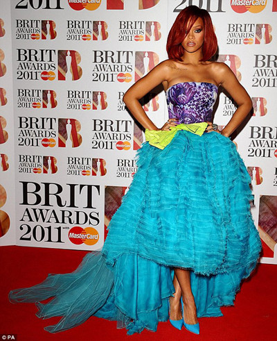 Rihanna chọn một bộ váy vô cùng xinh đẹp để xuất hiện trên thảm đỏ