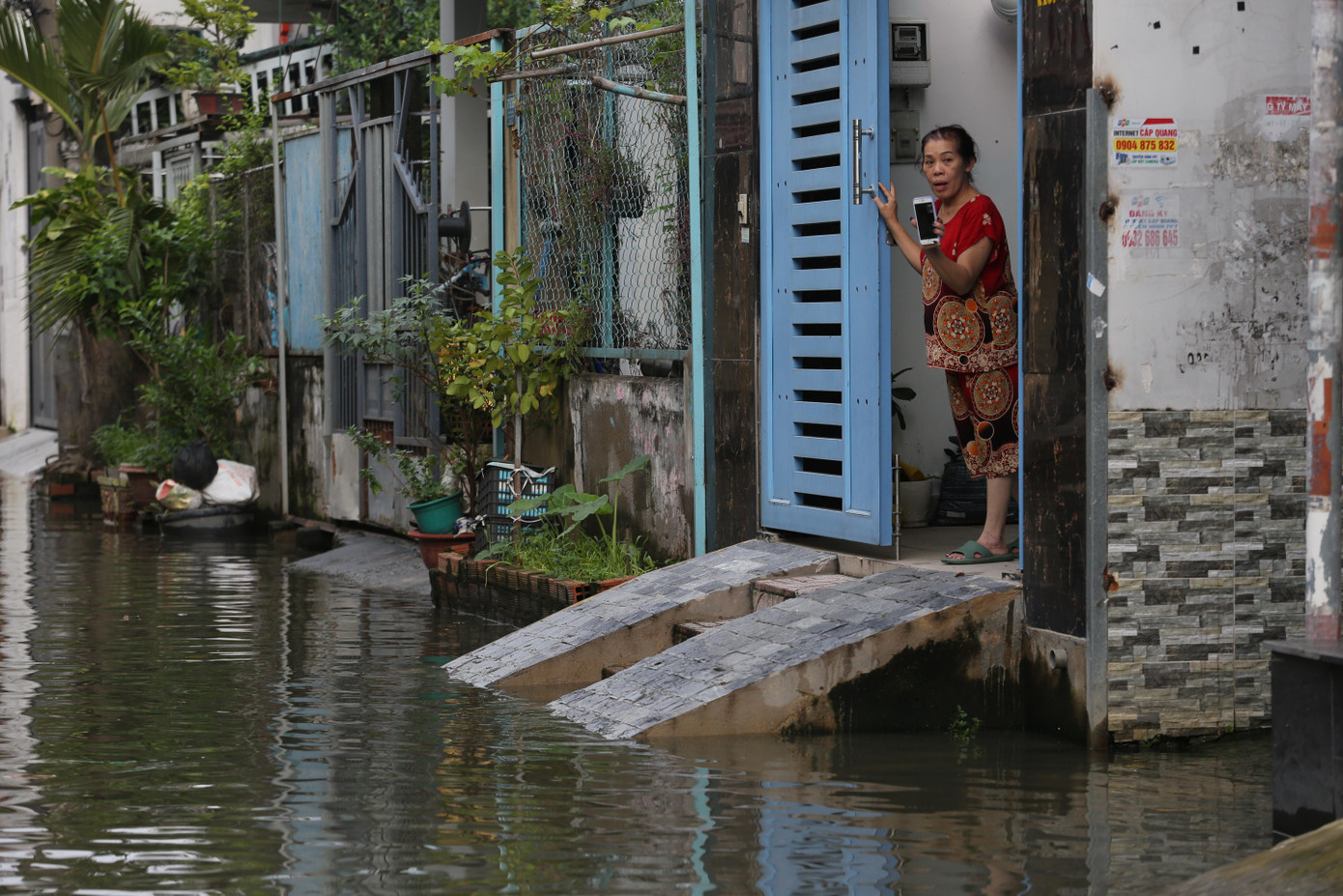 Triều cường gây ngập sâu khiến cuộc sống của người dân bị ảnh hưởng.