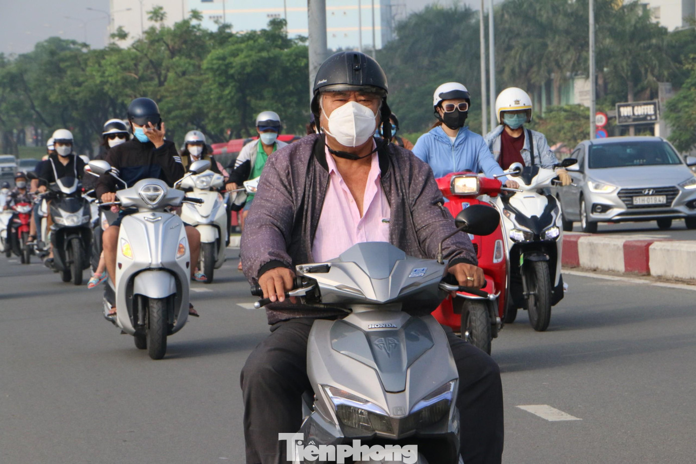 Nhiều người lo ngại ô nhiễm nên đã đeo thêm khẩu trang, kính râm.