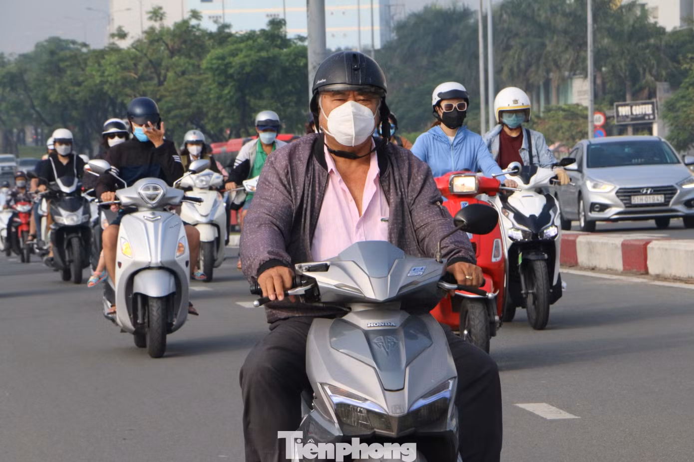 Nhiều người lo ngại ô nhiễm nên đã đeo thêm khẩu trang, kính râm.