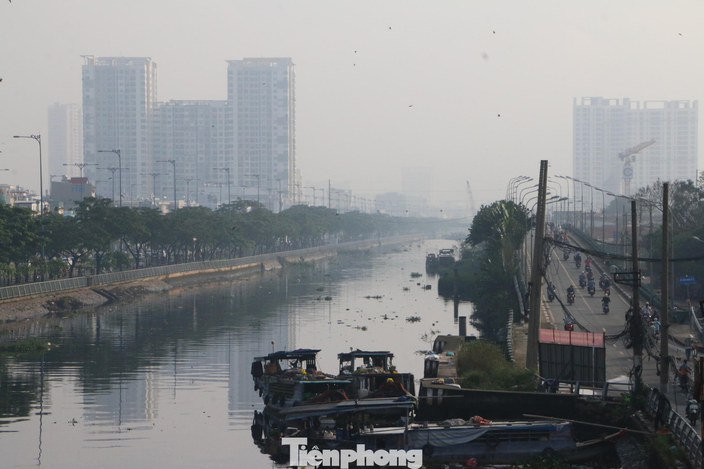 Sương mù dày đặc trên kênh Tàu Hủ - Lò Gốm (quận 8, TPHCM).