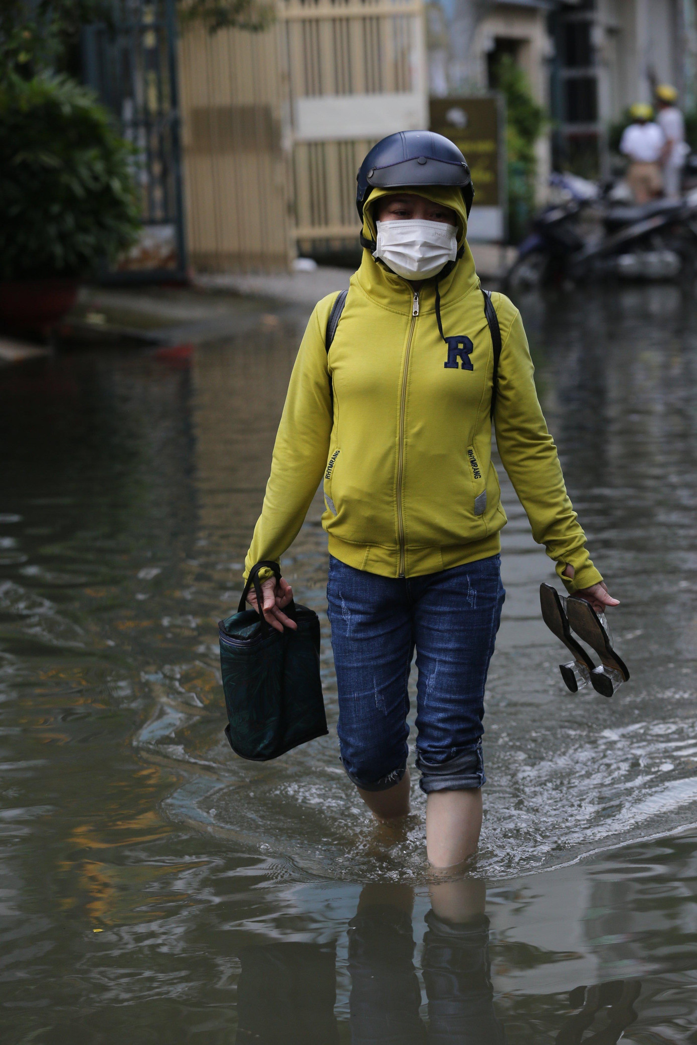 Chị Nguyễn Thị Tuyết Linh (Nhà ở hẻm 719 Huỳnh Tấn Phát) cho biết: “Khu vực này thường xuyên bị ngập mỗi khi triều cường dâng. Ngày 2 buổi sáng và chiều đều ngập, mỗi lần ngập là kéo dài vài giờ nước mới rút. Chiều nay đường ngập nặng quá nên tôi phải gửi xe máy chỗ khác để lội bộ về nhà chứ không dám đi vì sợ ngã và xe dễ chết máy”.