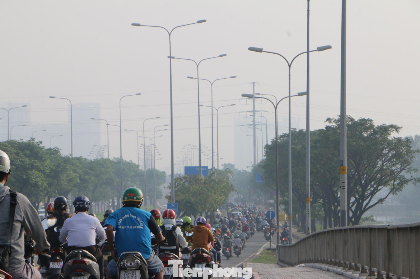 Theo ghi nhận của Tiền Phong sáng 24/10, thời tiết mát mẻ kèm theo sương mù bao phủ dày đặc trên nhiều tuyến đường tại TPHCM khiến tầm nhìn xa giảm.