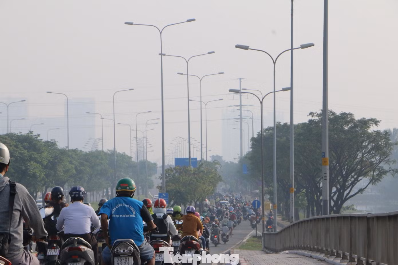 Theo ghi nhận của Tiền Phong sáng 24/10, thời tiết mát mẻ kèm theo sương mù bao phủ dày đặc trên nhiều tuyến đường tại TPHCM khiến tầm nhìn xa giảm.