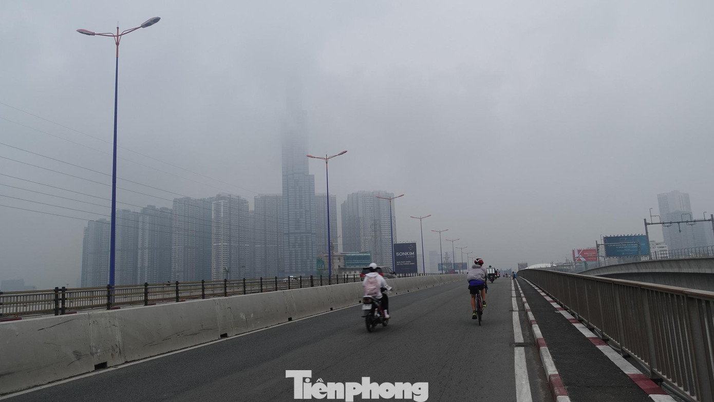 Đài khí tượng thủy văn khu vực Nam Bộ dự báo, thời tiết TPHCM trong 10 ngày tới nhiều mây, có mưa rào và dông. Nhiệt độ cao nhất vào khoảng 31-32 độ C, thấp nhất từ 24-26 độ C.