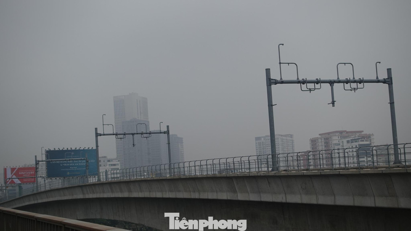 Theo đại diện Đài Khí tượng Thủy văn khu vực Nam Bộ, do những ngày qua TPHCM có mưa, độ ẩm cao, lượng hơi nước dày đặc có sẵn trong không khí, gió yếu giữ lại hơi nước ở tầng thấp nên ngưng tụ thành sương mù khiến tầm nhìn xa hạn chế.