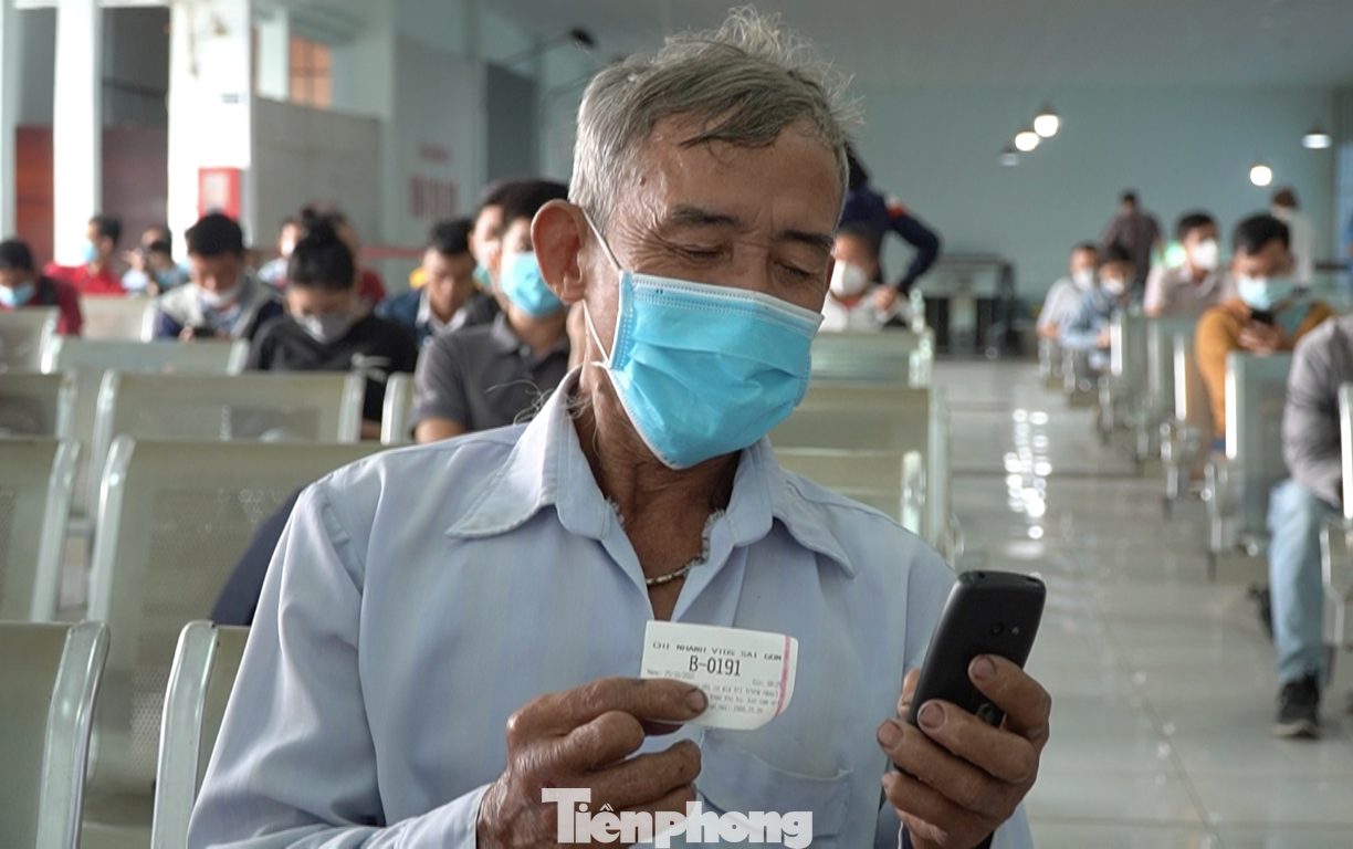 Người dân cầm số thứ tự chờ đến lượt mua vé tàu tết. Người dân cầm số thứ tự chờ đến lượt mua vé tàu tết.