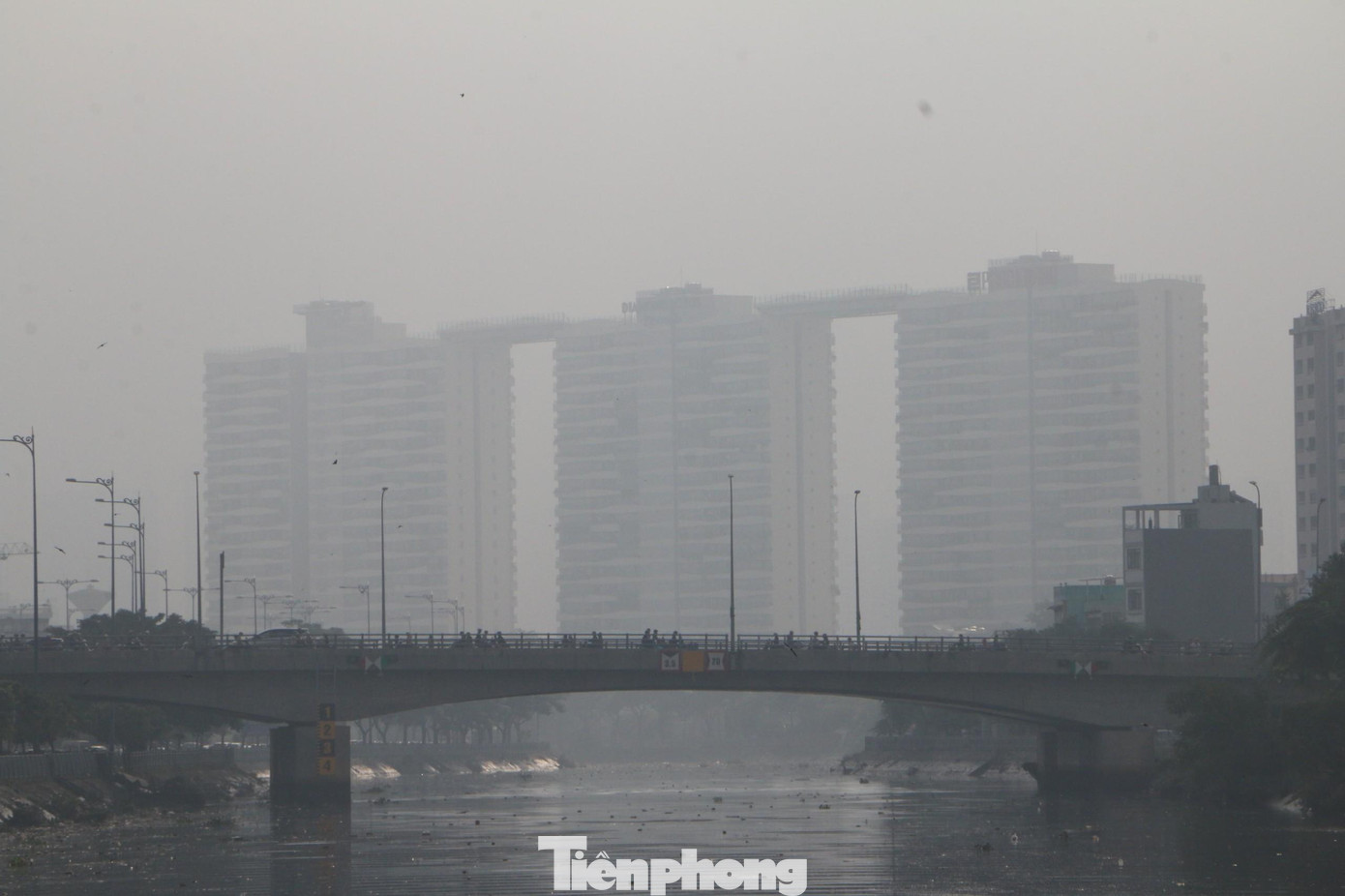 Nhiều tòa nhà cao tầng chìm trong màn sương mù mờ ảo.