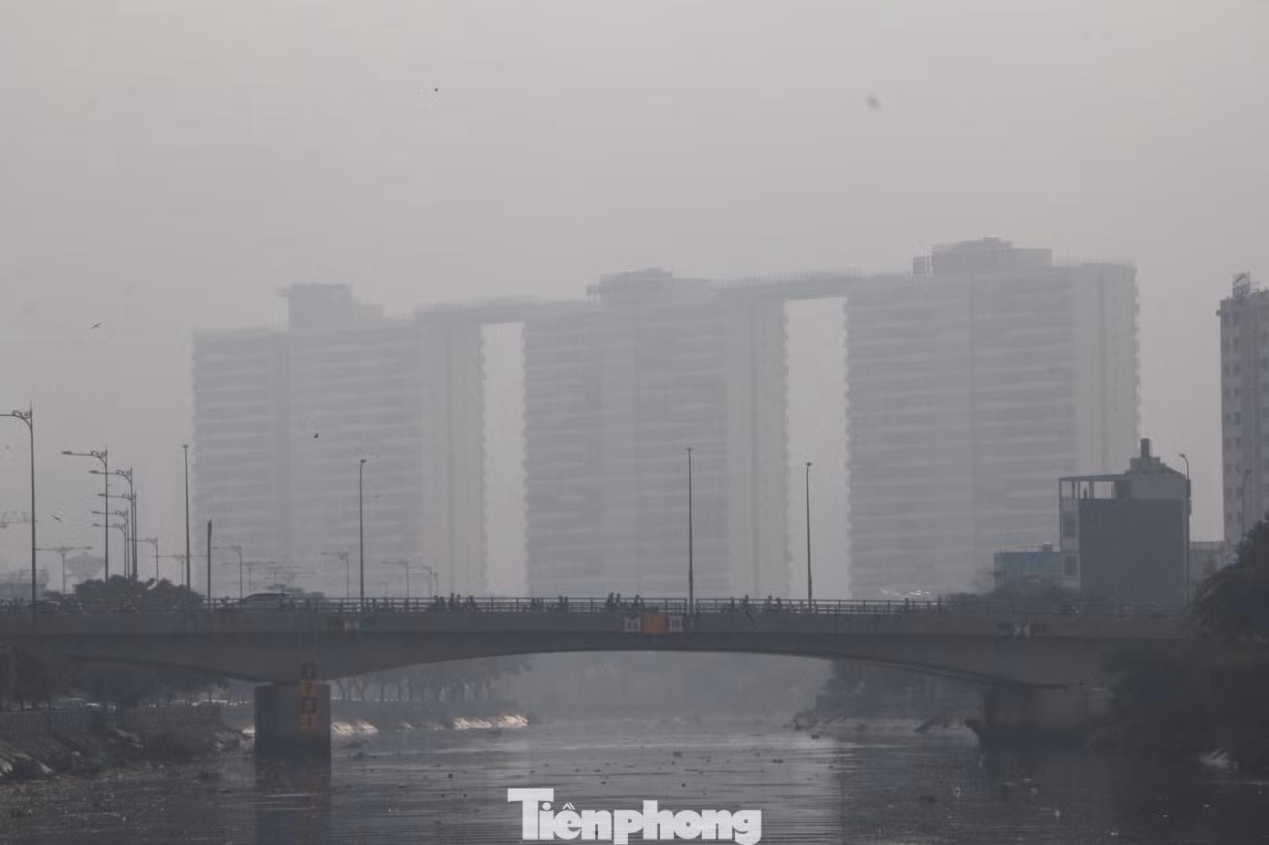 Nhiều tòa nhà cao tầng chìm trong màn sương mù mờ ảo.