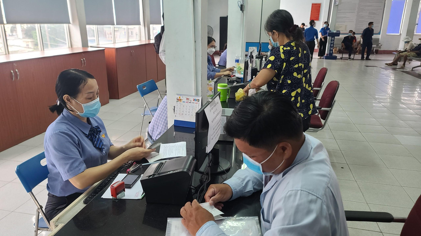 Người dân mua vé tàu Tết Quý Mão 2023 tại ga Sài Gòn (quận 3, TPHCM). Người dân mua vé tàu Tết Quý Mão 2023 tại ga Sài Gòn (quận 3, TPHCM).