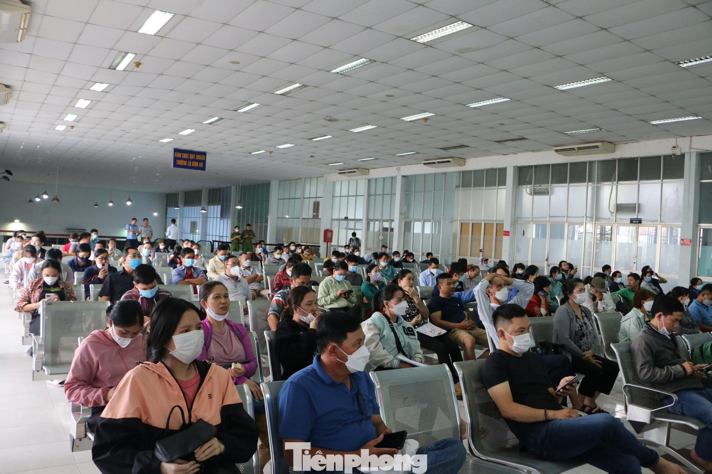 Theo ghi nhận của PV, sáng 25/10, khu vực quầy mua vé của ga Sài Gòn (quận 3, TPHCM) có khoảng 200 người chờ đến lượt làm thủ tục mua vé tàu tết. Theo ghi nhận của PV, sáng 25/10, khu vực quầy mua vé của ga Sài Gòn (quận 3, TPHCM) có khoảng 200 người chờ đến lượt làm thủ tục mua vé tàu tết.