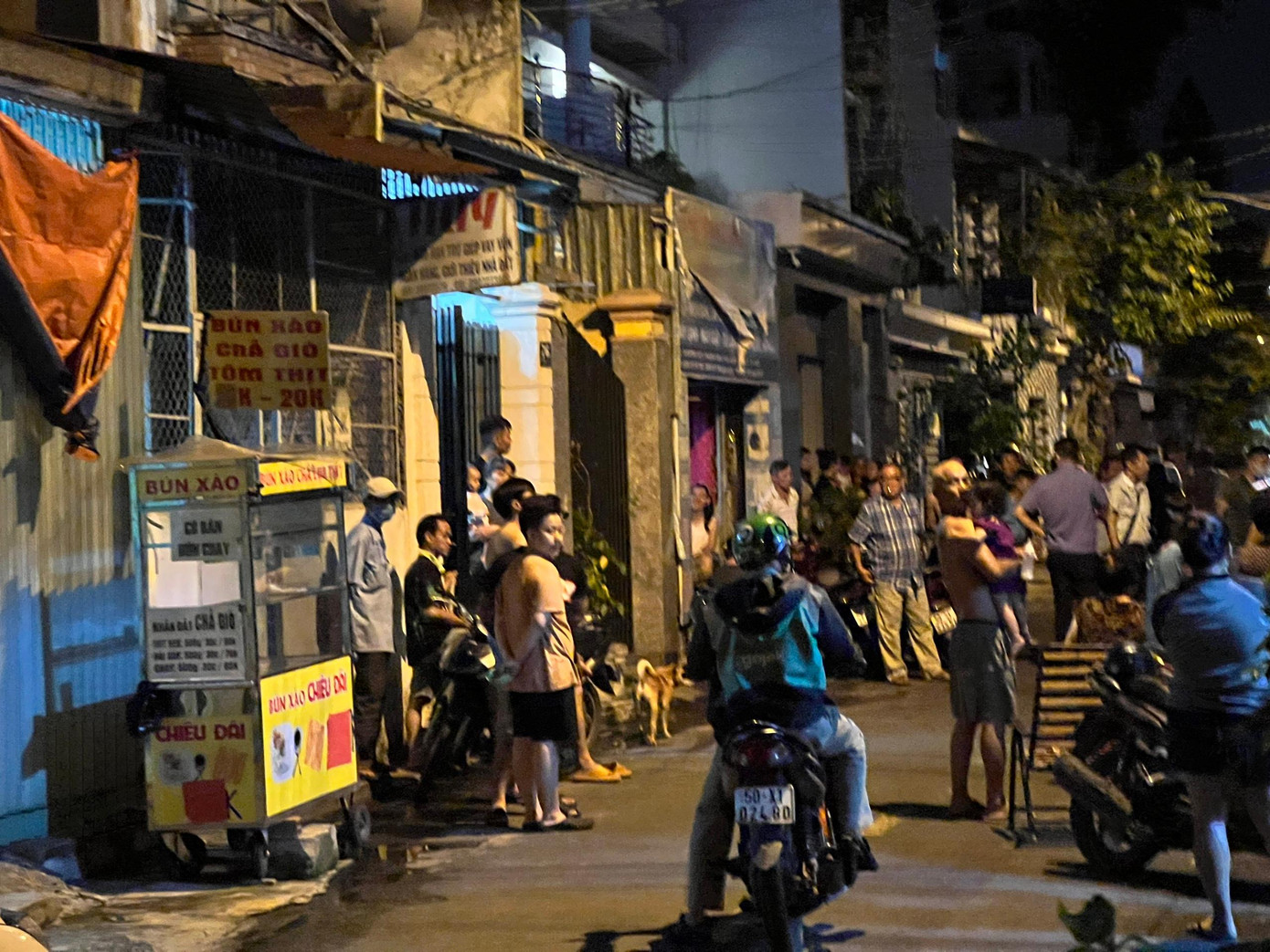 Người dân tập trung theo dõi vụ việc. Ảnh: X.Đ Người dân tập trung theo dõi vụ việc. Ảnh: X.Đ