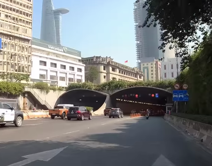 Lối vào đường hầm sông Sài Gòn phía bờ quận 1, TPHCM. Lối vào đường hầm sông Sài Gòn phía bờ quận 1, TPHCM.