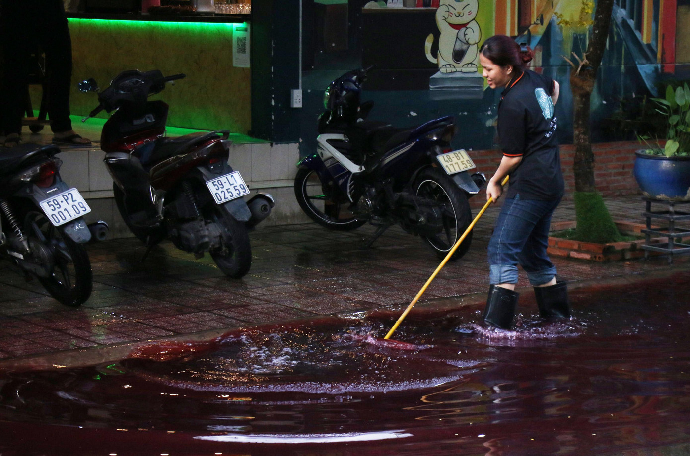 Nước có màu lạ và bốc mùi nồng nặc, khiến người dân không khỏi lo lắng. Nước có màu lạ và bốc mùi nồng nặc, khiến người dân không khỏi lo lắng.