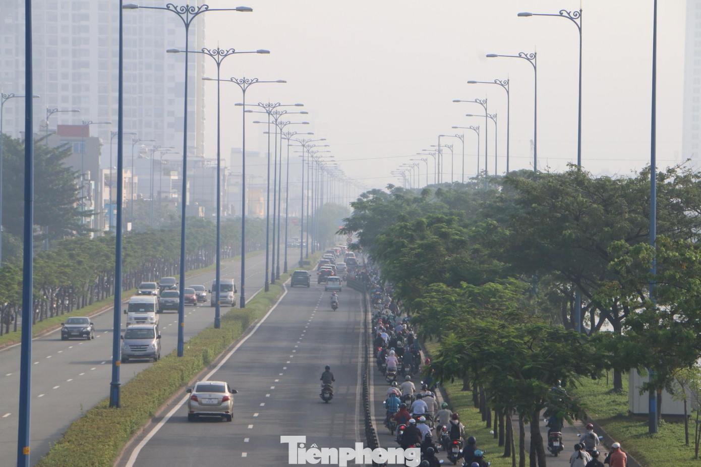 Sương mù xuất hiện dày đặc từ tầng cao đến sát mặt đất. Người đi đường phải chạy xe chậm để có thể quan sát.