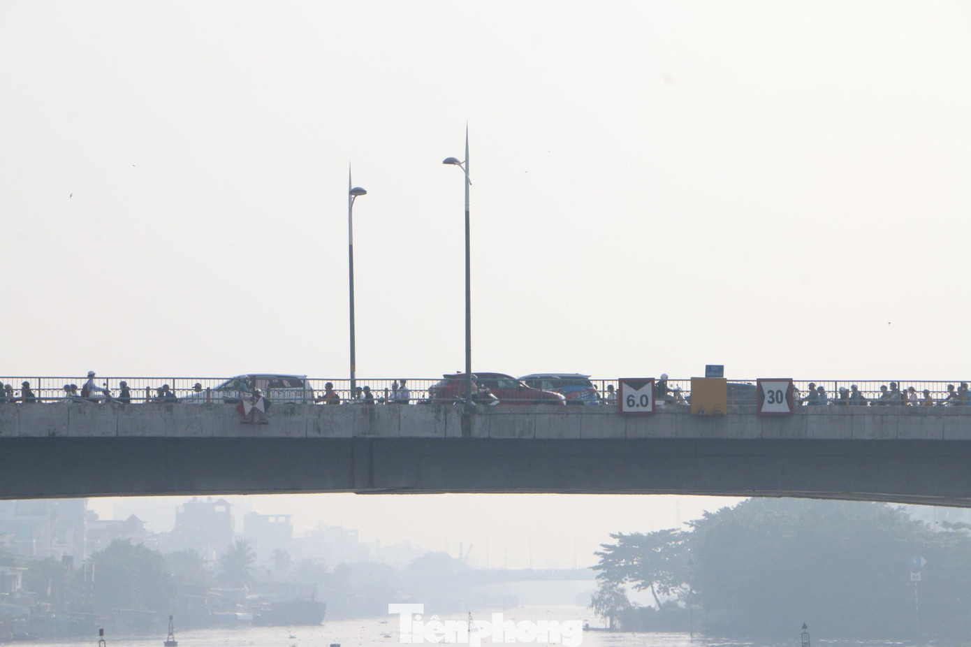 Khu vực cầu Nguyễn Văn Cừ lúc 7h30 sáng 24/10.