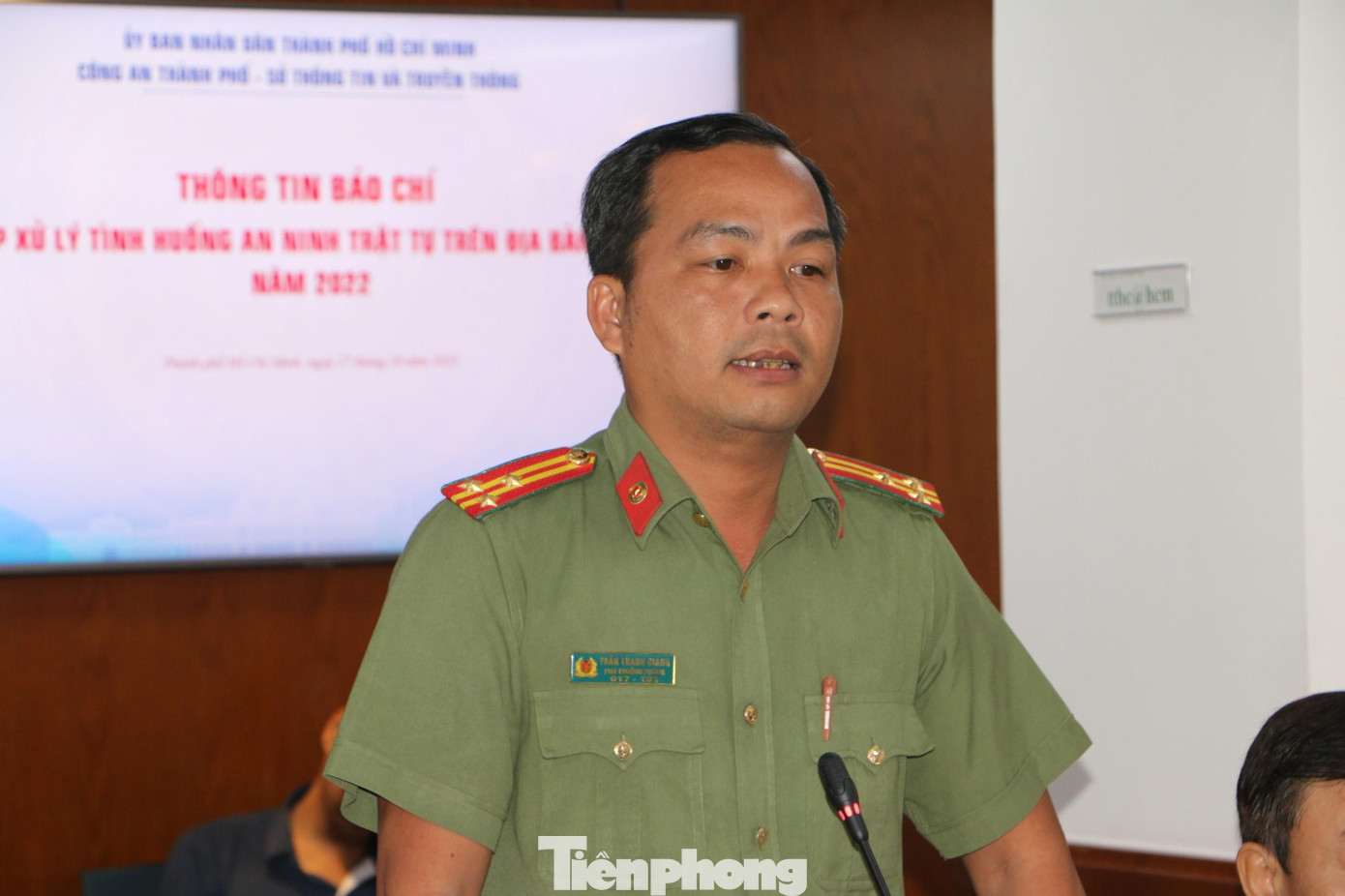 Thượng tá Trần Thanh Giang, Phó Trưởng phòng Tham mưu Công an TPHCM thông tin tại buổi họp báo.