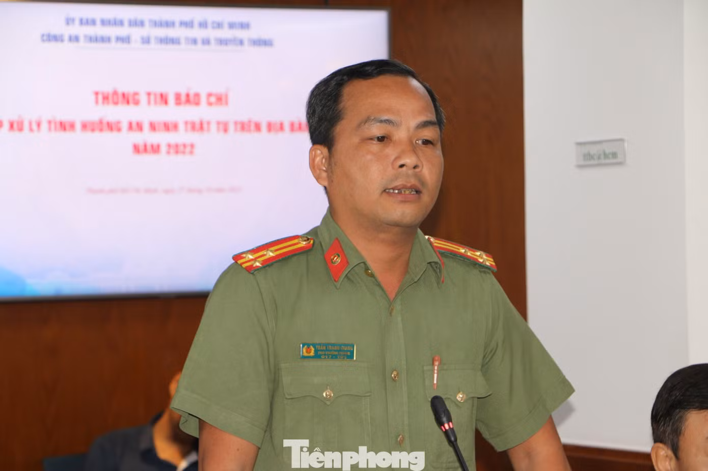 Thượng tá Trần Thanh Giang, Phó Trưởng phòng Tham mưu Công an TPHCM thông tin tại buổi họp báo.